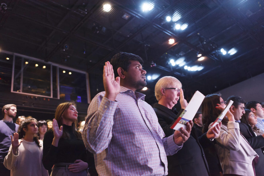 participants perform the oath of canadian citizenship