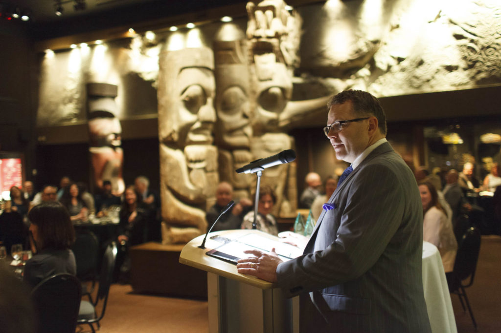 MC photography speaks at museum dinner