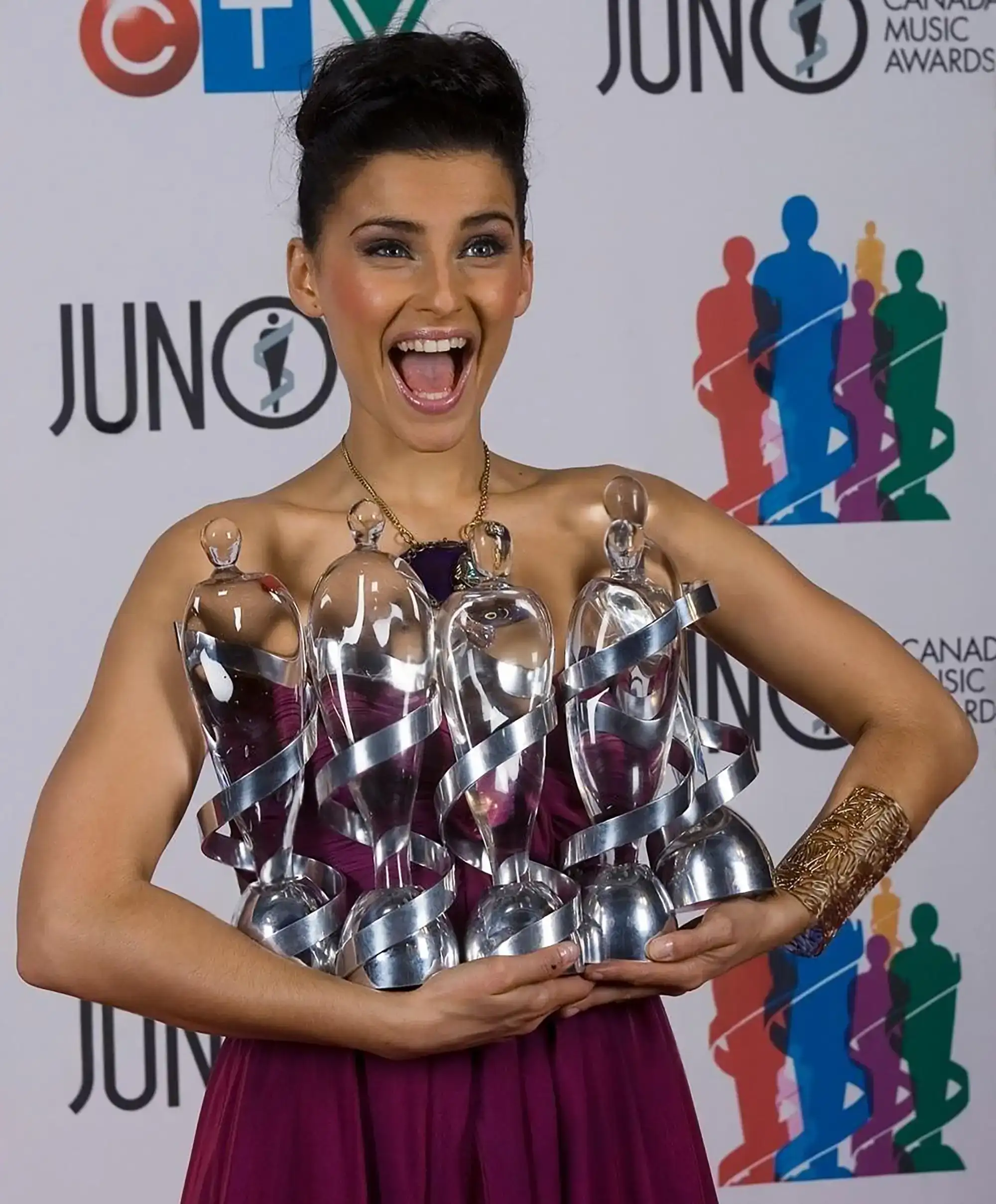 Nelly furtado holds her awards during the 2007 Juno awards in Saskatoon