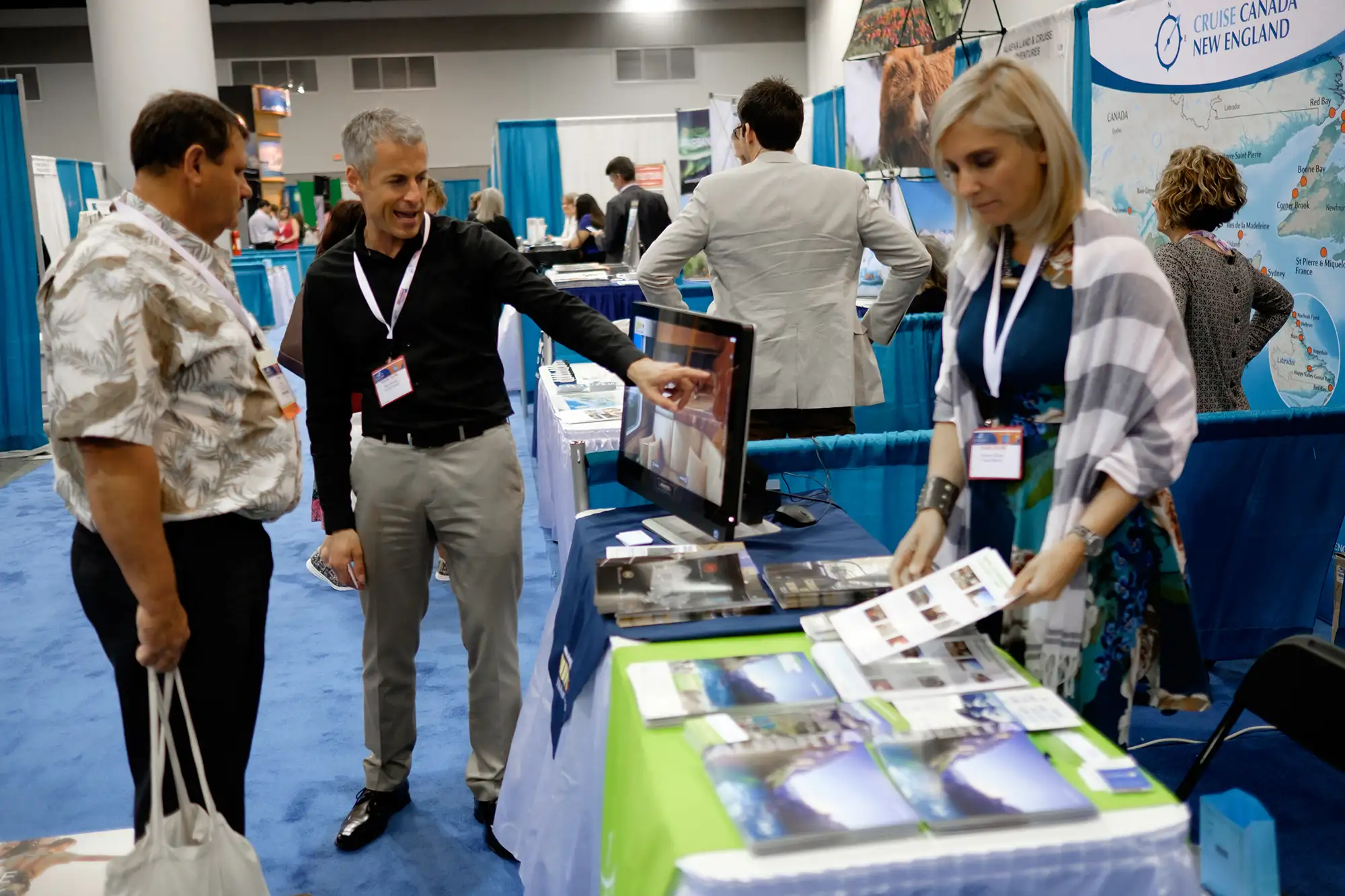 a trade show vendor speaks with a CLIA360 conference participant 